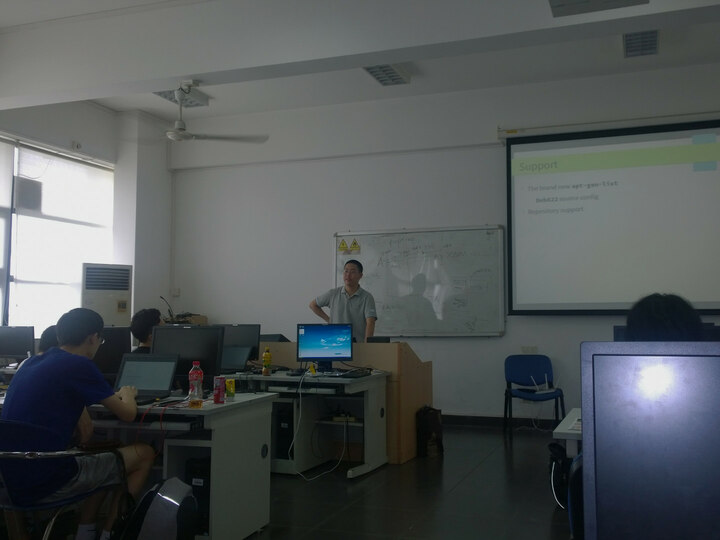 Junde Yhi's presentation on AOSC OS's performance overlays.