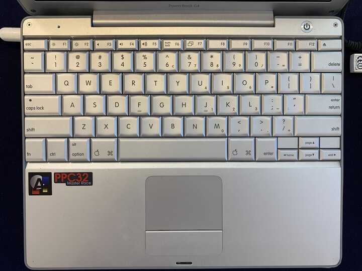 PowerBook G4 (AOSC OS/Retro PowerPC 32-bit) at Our Stall (credit: Ruikai Liu).