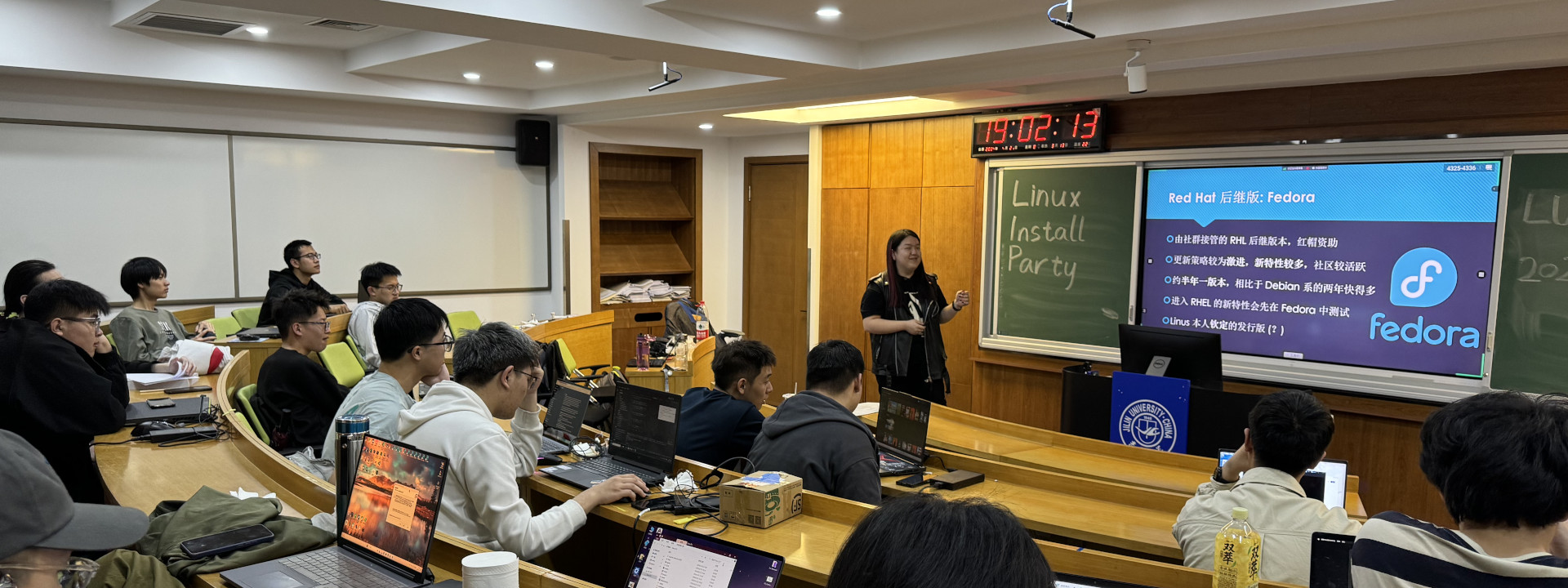 吉林大学 Linux 用户组近日举办的 Linux 安装派对活动现场
