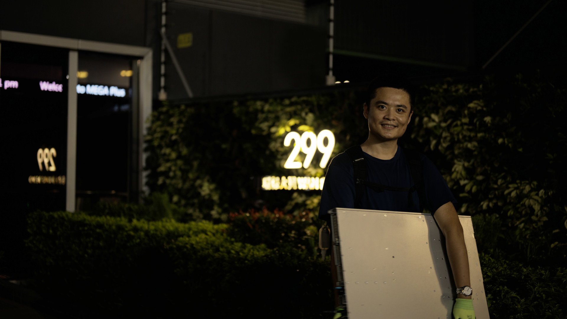 王邈与社区新软件源服务器在 Equinix HK5 机房前合影