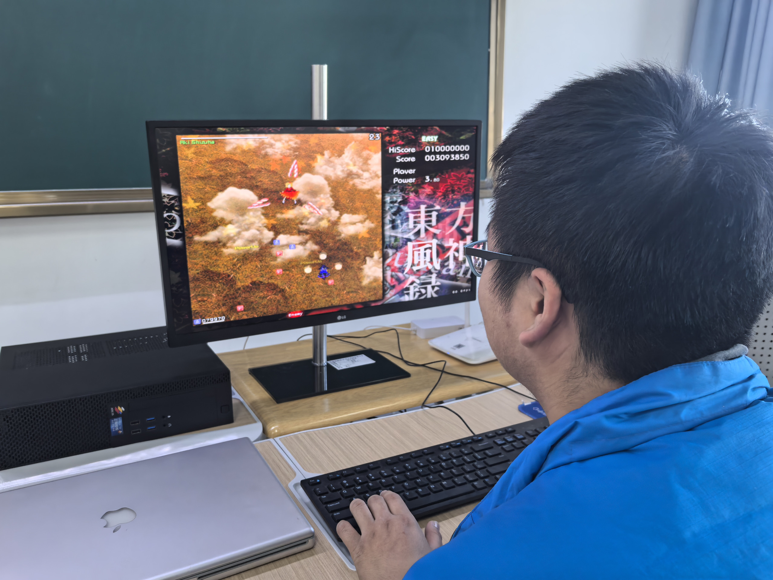 安同校园行兰州大学站:兰大开源社区同学在龙芯 3A6000 台式机上游玩《东方 Project》系列游戏