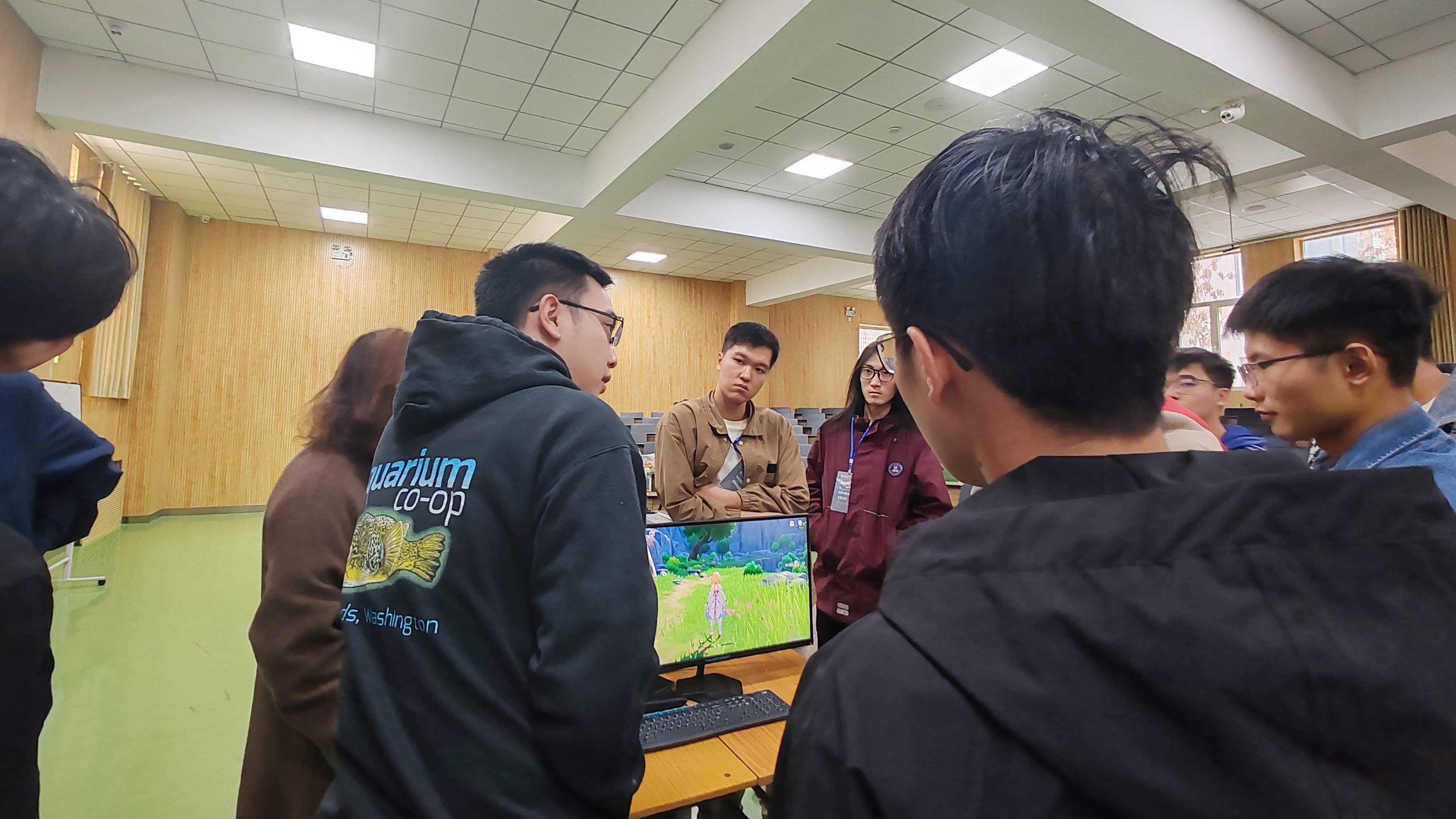 宁夏理工学院的同学们围观龙芯 3A6000 台式机的“原神,启动!”