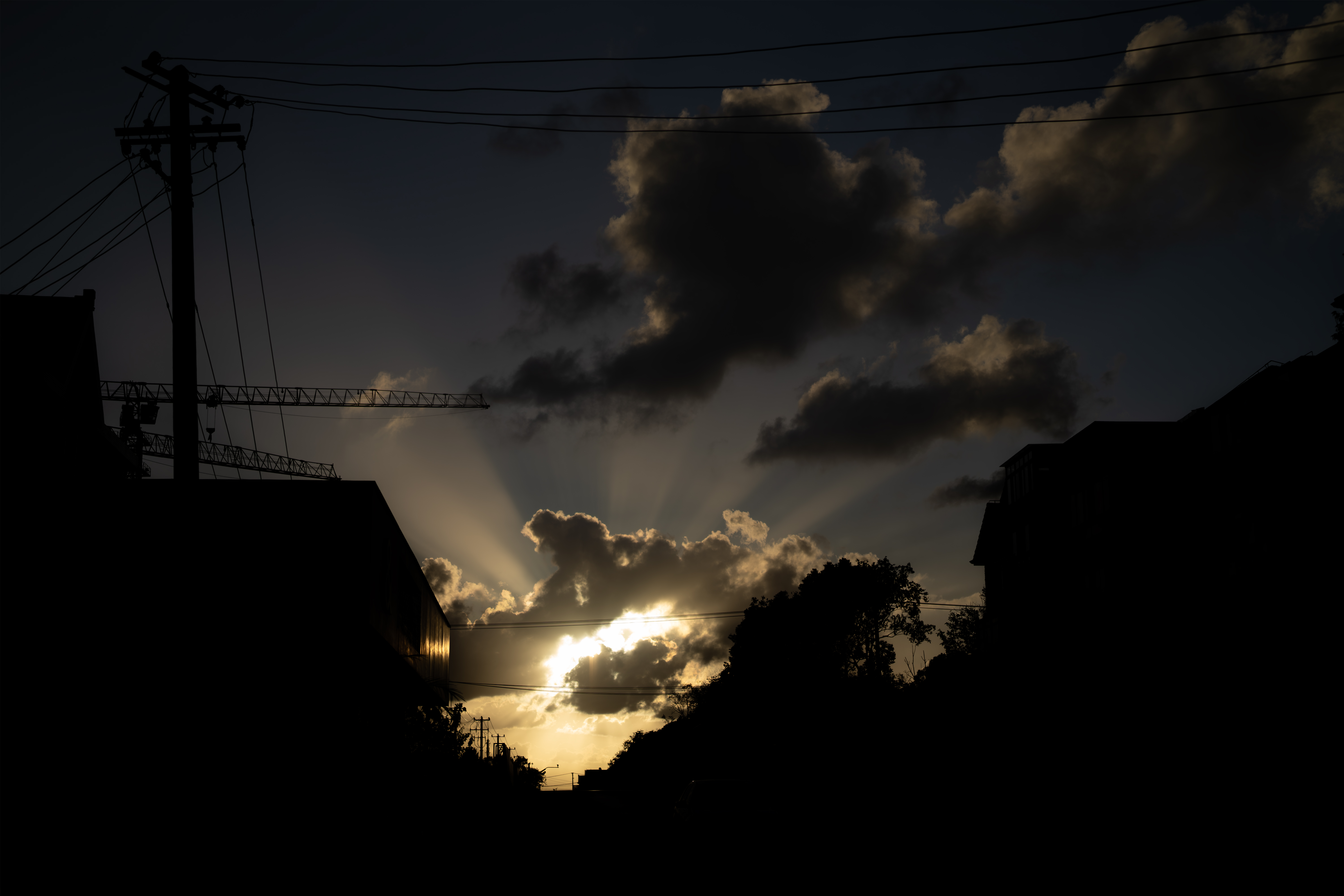 默认锁屏壁纸(作者:匿名撰稿人;标题:暗日 / Dark Days)