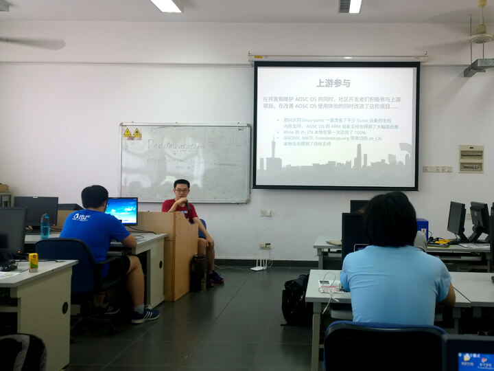 Mingcong Bai talking about upstream involvement by AOSC developers in the past year.