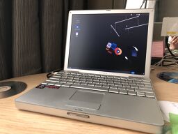 Day 2's lucky draw prize - a 12'' Apple PowerBook G4 running AOSC OS.