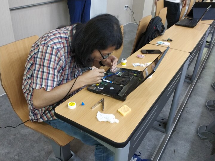 Trinitron (her ID on Telegram) working on Coreboot-ing a Lenovo ThinkPad X220.