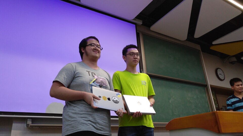 Xiaoxing, our resident webmaster, wins one of the Apple PowerBook G4's running AOSC OS from Day 2's lucky draw.