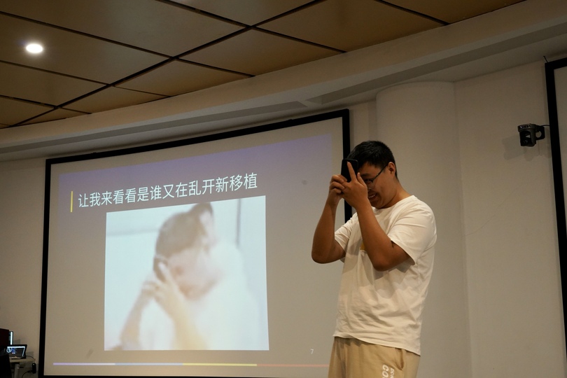 Cyan mimicking himself in a meme photo